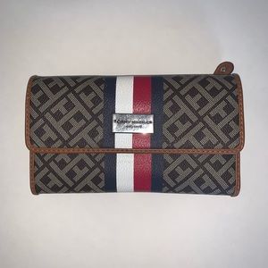 Tommy Hilfiger Classic Logo Clutch Wallet